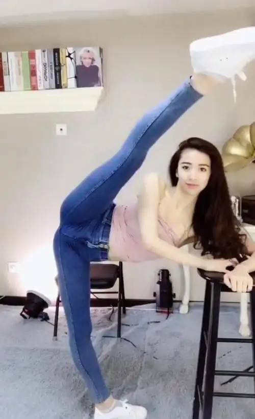 明星纷纷秀一字马迪丽热巴和刘亦菲的姿势最引人遐想网红亮了