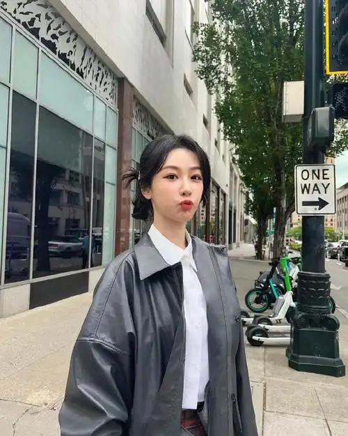 杨紫街头嘟嘴随拍#杨紫萌照 1还在街头就嘟嘟嘴!