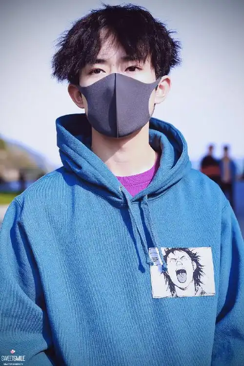 蓝色小炸毛@tfboys-易烊千玺#易烊千玺电影小小的我##四字 易烊千玺