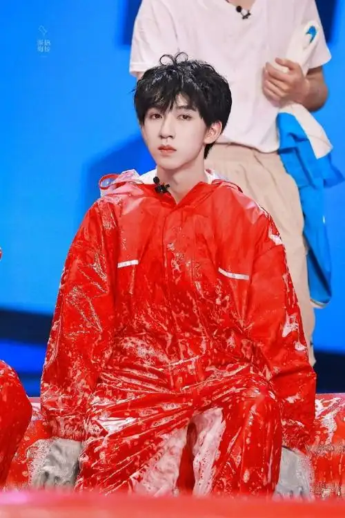 贺峻霖用头发花式比心##贺峻霖不规则破洞牛仔穿搭