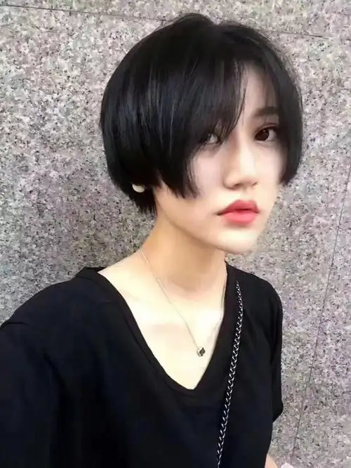 的一款发型这是一款比较有层次感,超酷齐耳短发,瘦脸有型,非常的减龄