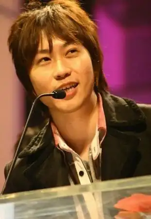 阿信捂嘴笑的秘密20年招牌牙缝突然消失