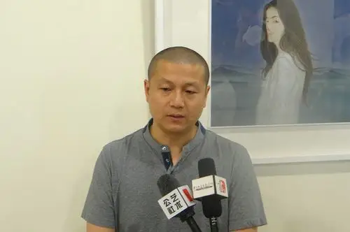 参展艺术家张猛先生接受媒体采访.jpg