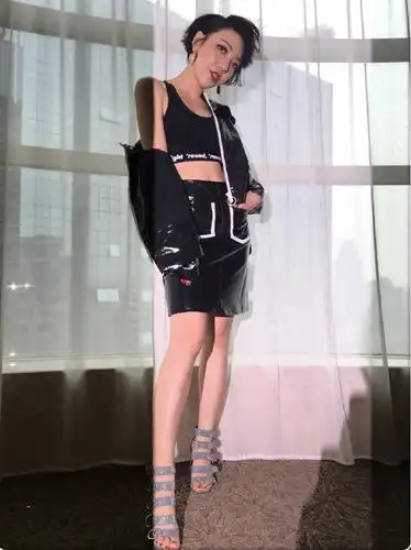 吴莫愁太拼了上身仅穿了件裹胸也敢敞开外套狂炫腹