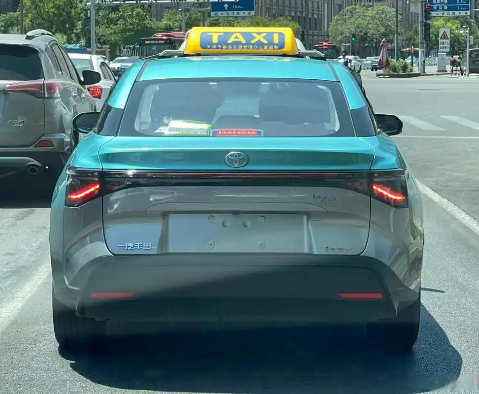 最近天津街头能看到一大批嘎嘎新的出租车:丰田bz3,新车看着就是带劲