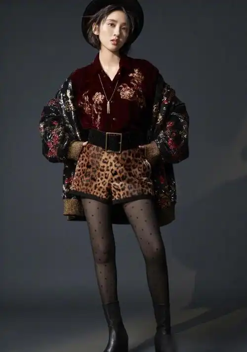 最美孕妈出现唐艺昕首晒孕肚照四肢纤细比00后还少女