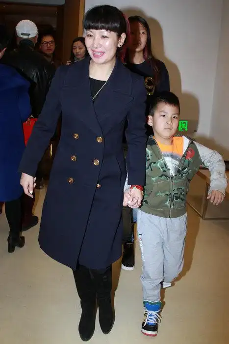 原标题:康康霸道总裁范十足 李静毛阿敏携女儿亮相 胡军妻子与儿子(3