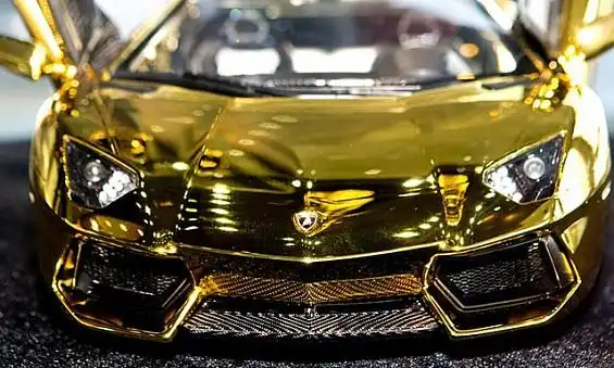 中东土豪花4500万购买纯金兰博基尼车模组图