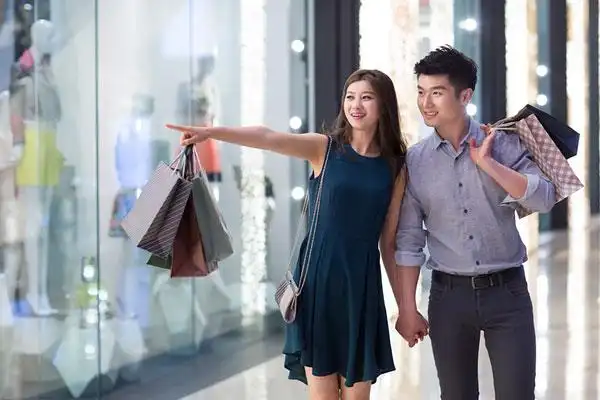 快乐的年轻情侣逛街购物