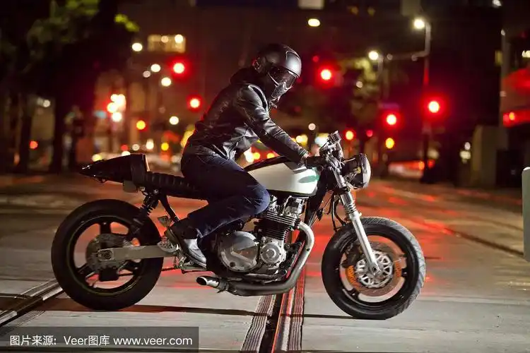 夜晚的摩托车骑士