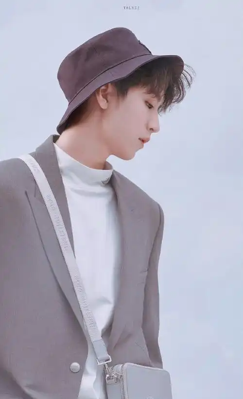 王俊凯的高中毕业照