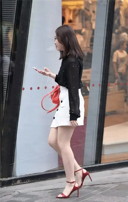 一字带细高跟凉鞋,夏秋时节搭配更好看,和短裙组合是经典|凉鞋|短裙|