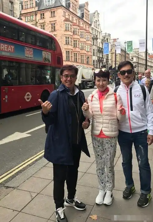 谭咏麟晒照庆儿子毕业穿学士服搞怪活力四射