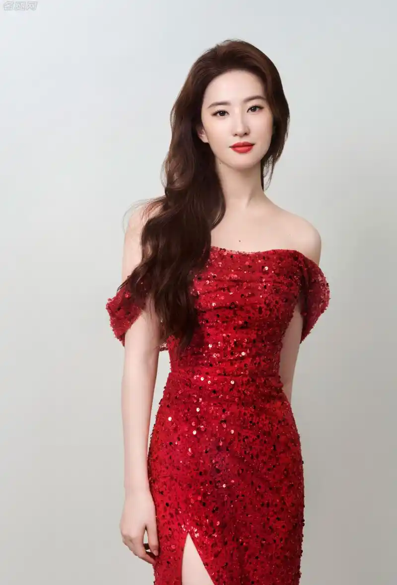 仙气十足的刘亦菲,热辣红裙开叉秀出修长美腿?