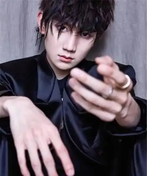 热搜上关于王源的消息层出不穷:#王源抽烟#,#王源皮肤# ,#易烊千玺