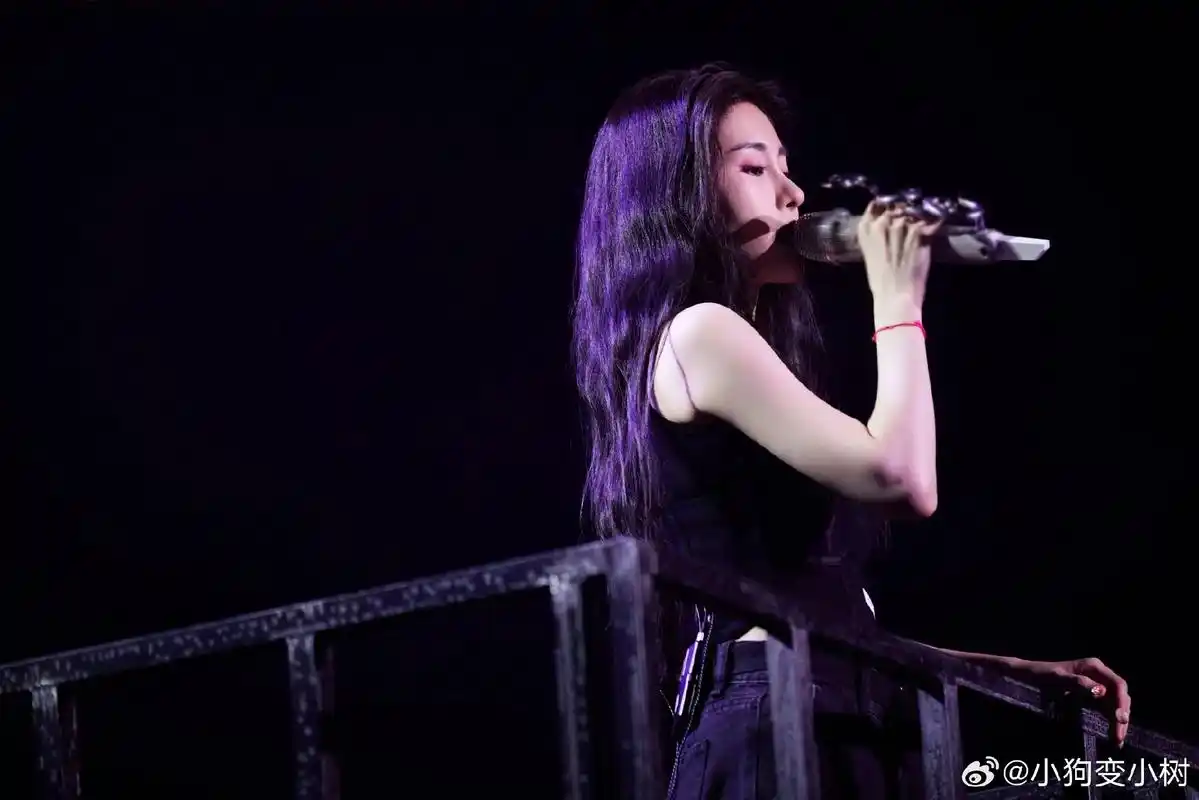 还没开始,我人已疯 新话筒太好看了#张碧晨920演唱会 - 抖音