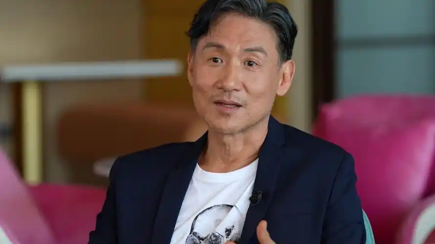 62岁张学友演唱会大秀一字马,与粉丝约定,70岁要继续唱