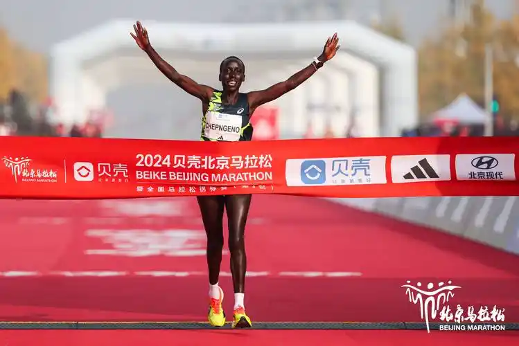 北京马拉松鸣枪开跑 陈天宇卫冕国内第一登上领奖台