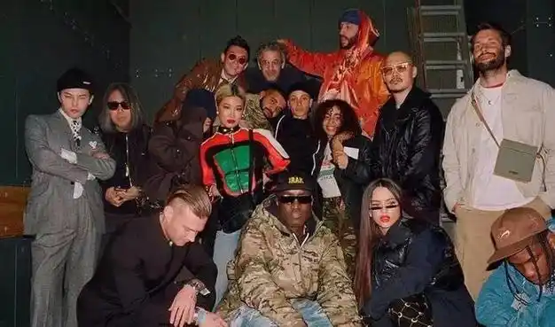 权志龙和杨颖女士的独宠的nike和adidas谁是赢家