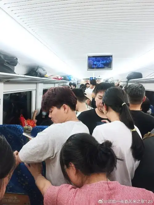 端午假期返程,大湾区地铁上人挤人爆满.