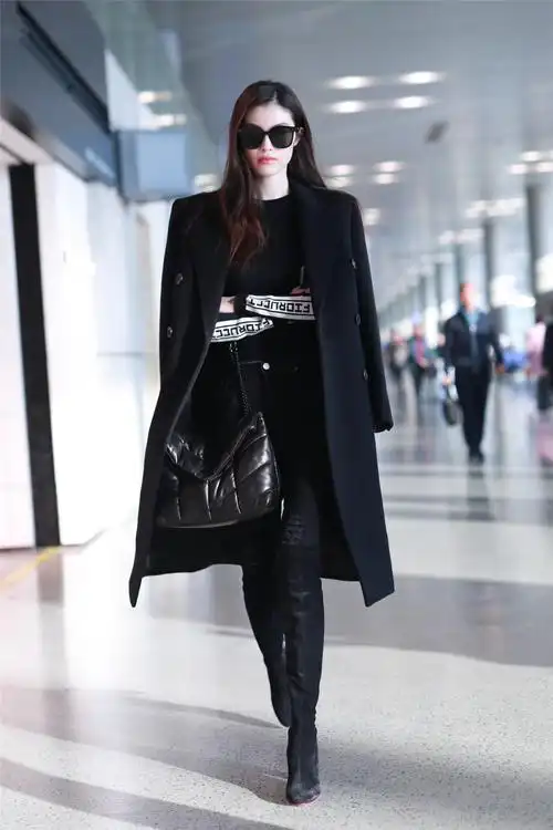 何穗全黑造型现身上海机场_潮流街拍_时装_模特中国