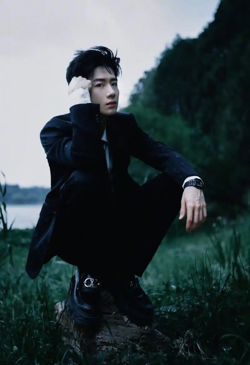 白敬亭 白衬衫黑西服简洁绅士,俊秀翩然的贵公子~