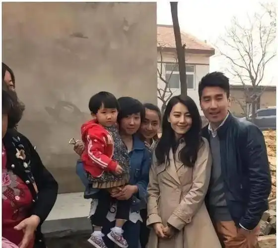 明星回老家的真实状态曝光谁最接地气谁在耍大牌一目了然