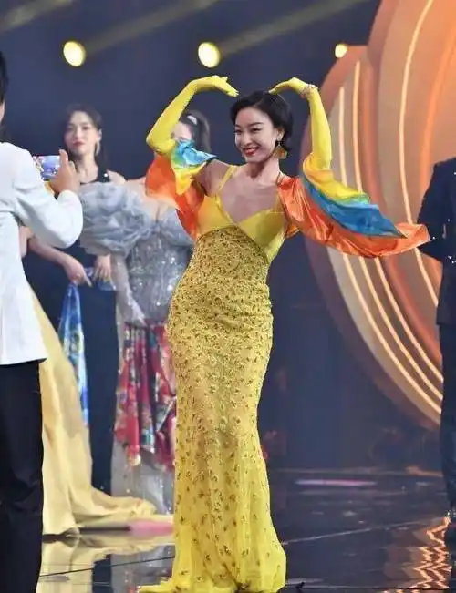 倪妮再次大胆展露自己傲人身材身穿黄色礼服惊艳众人
