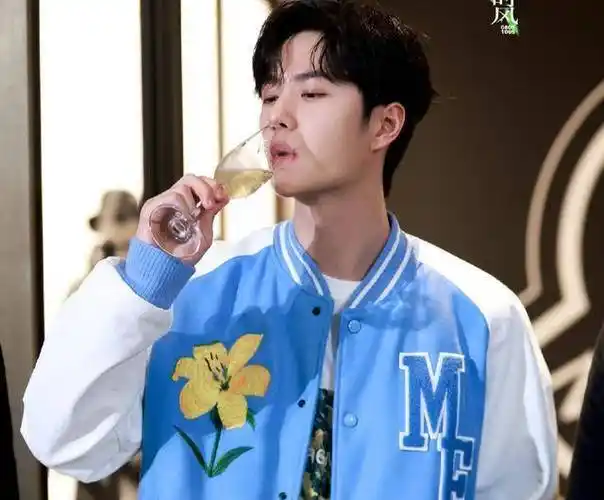 王一博穿蓝色棒球服,清爽休闲出席活动,整个人状态好放松_衣服_品牌