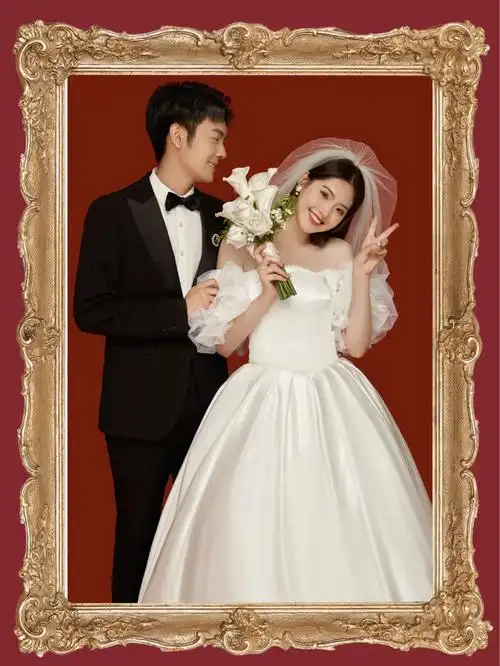红底婚纱照照配上金色相框也太好看了吧