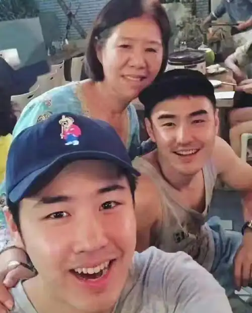 而推掉了不少戏约,这个举动展现了他作为儿子的责任感和孝顺的品质