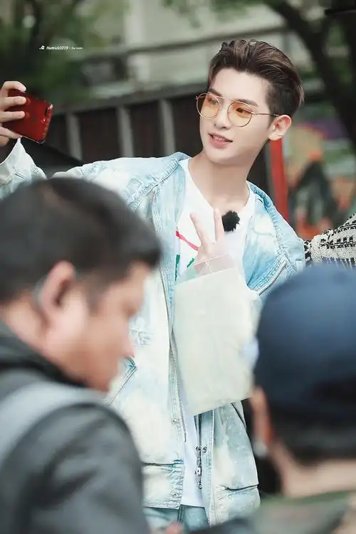 黄明昊大背头 justin黄明昊台湾综艺录制路透图～一身牛仔look 大背