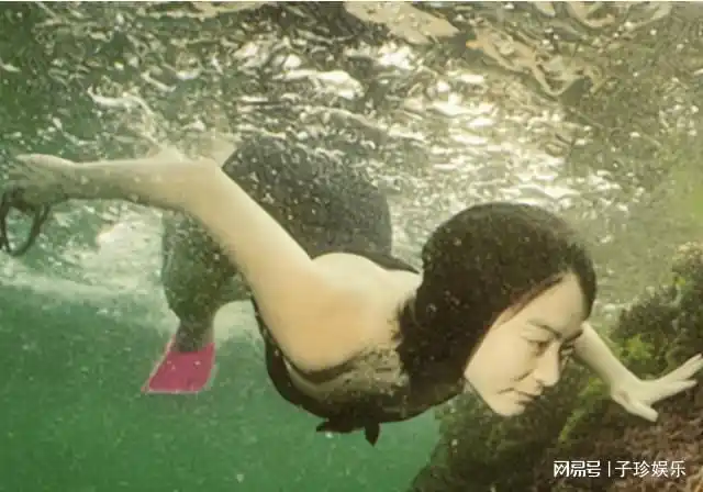林青霞游泳旧照曝光穿着低领泳衣配齐肩短发像美人鱼