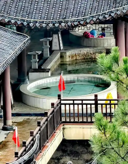 茗阳汤泉位于河南,湖北及安徽三省交界处的商城县汤泉池.早在7 - 抖音