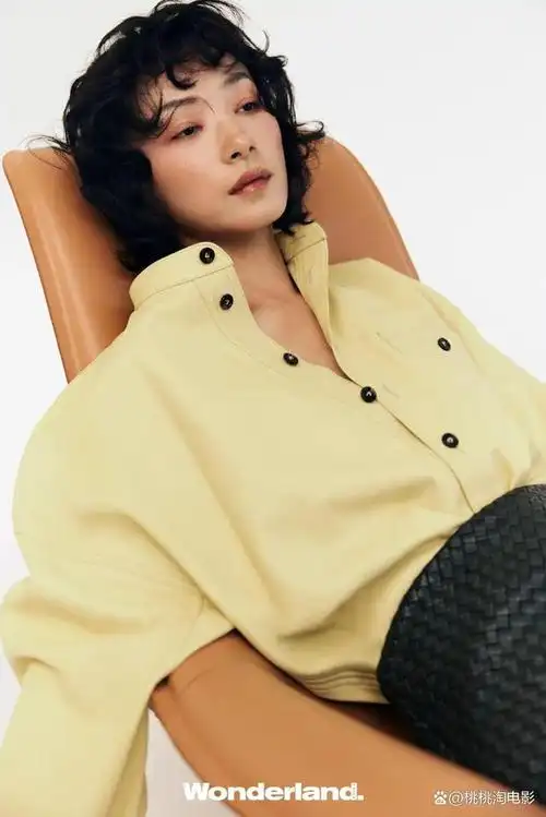 演员万茜《新视线》写真大片,法式卷发演绎慵懒复古风韵