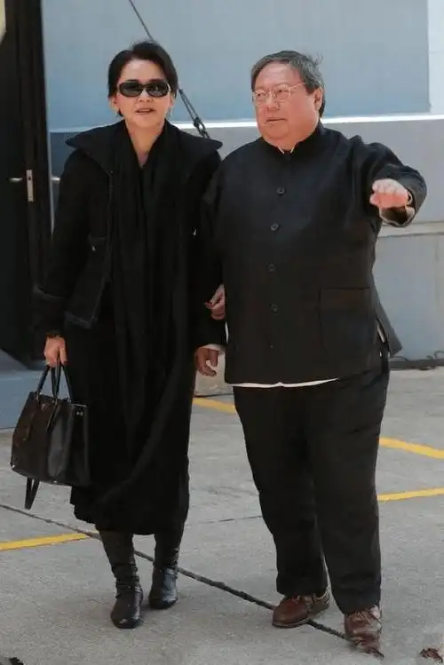 63岁霸王花胡慧中夫妻同框像父女丈夫曾入牢3年她卖房救夫