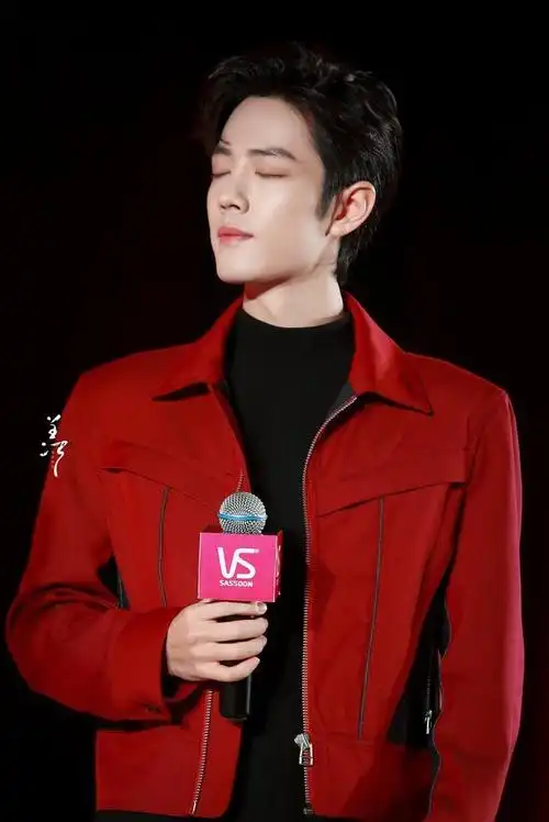 小飞侠洗广场肖战红衣登热搜第一时影路透洗没了