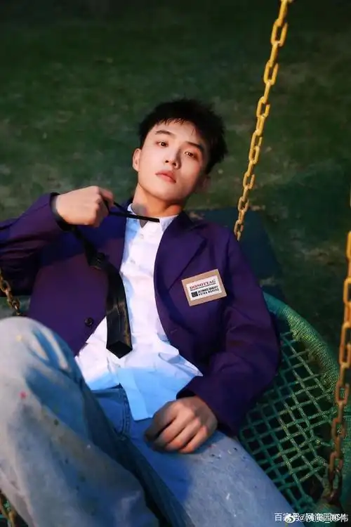郑伟:00后演员,7岁出道参演多部影视剧,如今他这套穿搭绝了!