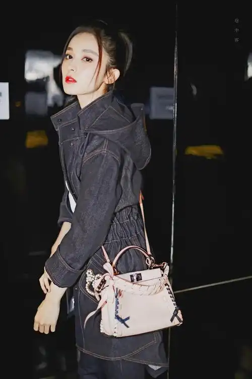 古力娜扎身材比例真好穿抹胸皮裙曲线迷人又纯又欲美翻了