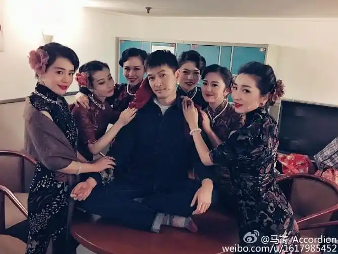 胡歌被马思纯等众美女环绕调戏 网友:妖精们走开
