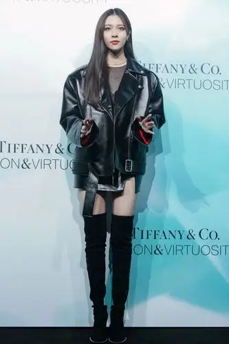 宋妍霏花式秀存在,香芋紫的温柔,透视黑的性感,这惊艳,才够味