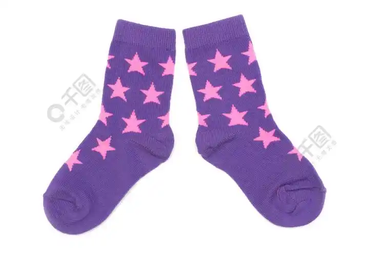 一双条纹袜子隔离在白色背景上