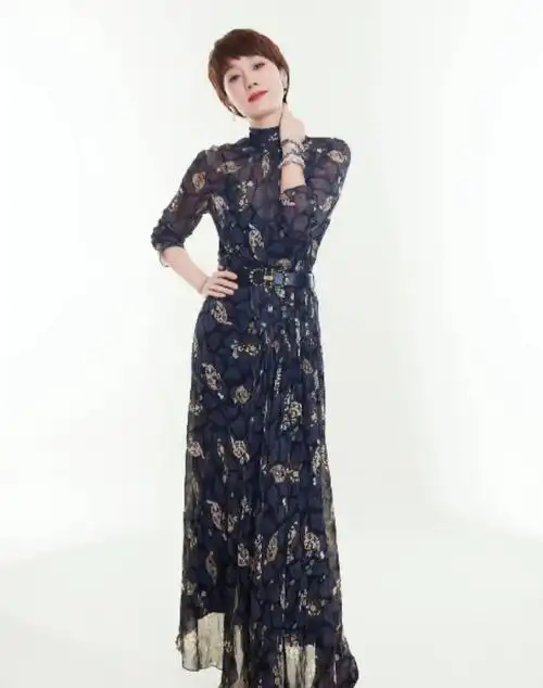 马伊琍的时尚好前卫,挑战睡衣风衣品让人服气,成2021流行款