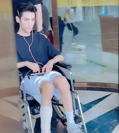 罗云熙工作受伤,一只脚连鞋子都穿不上,上车只能让人两边架着走