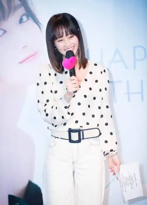 蓝盈莹最新杂志照,穿紫色衬衫搭深蓝西服套装裙,干练职场风_黑色_身材