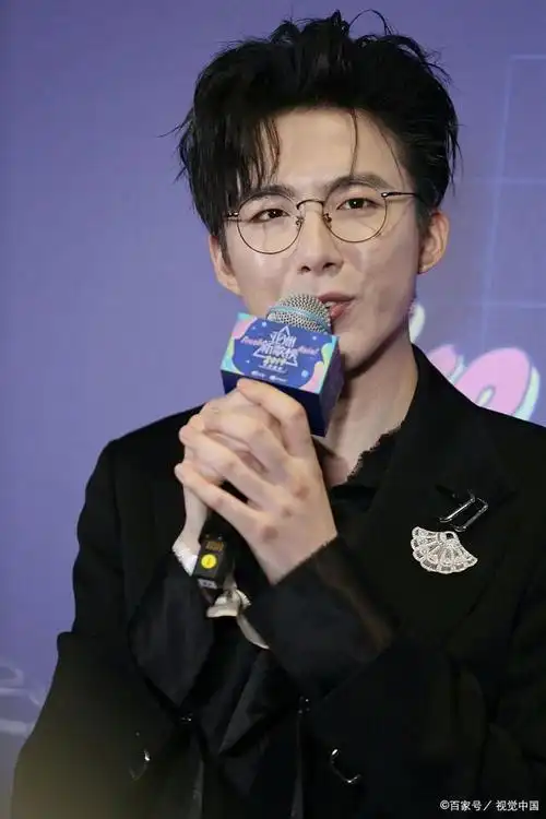 刘宇宁神秘深夜行动,女生醉酒被搀扶上车,引起热议!