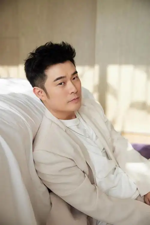 小作卡点送上赫老板@陈赫 白色温度生日写真一组……__财经头条