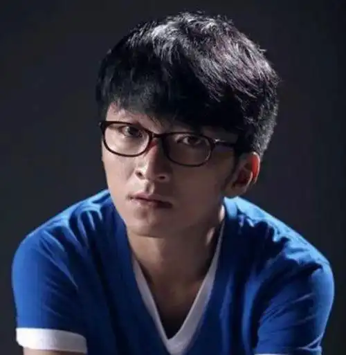 回顾他是蔡明儿子37岁仍未婚未育是蔡明的骄傲更是她的心病