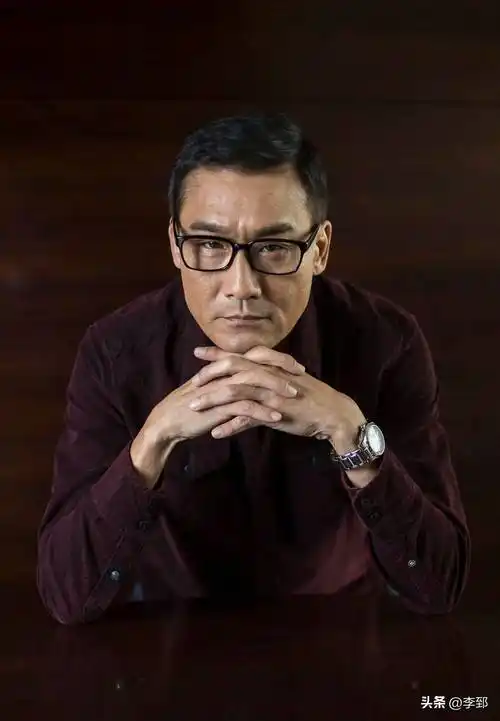 65岁梁家辉为赛龙舟活动擂鼓,体力赛过小伙,赛后一细节吓坏导演_因为