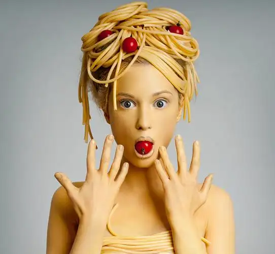 美女怪异化妆发型意大利面西红柿